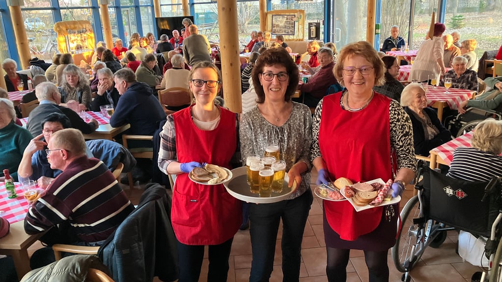Das Team des DRK-Seniorenzentrums „Goldene Aue“, stellvertretend Susanne Mirau, Ramona Meyer und Susanne Büchner (von links), hatte am vergangenen Freitag zum Schlachtefest in den Bereich der Tagespflege eingeladen. 