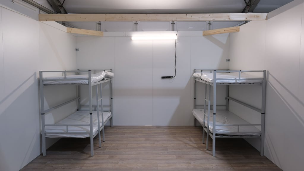 Die AfD spricht sich für eine massive Reduzierung nicht benötigter Plätze in Asylunterkünften aus. (Symbolbild)