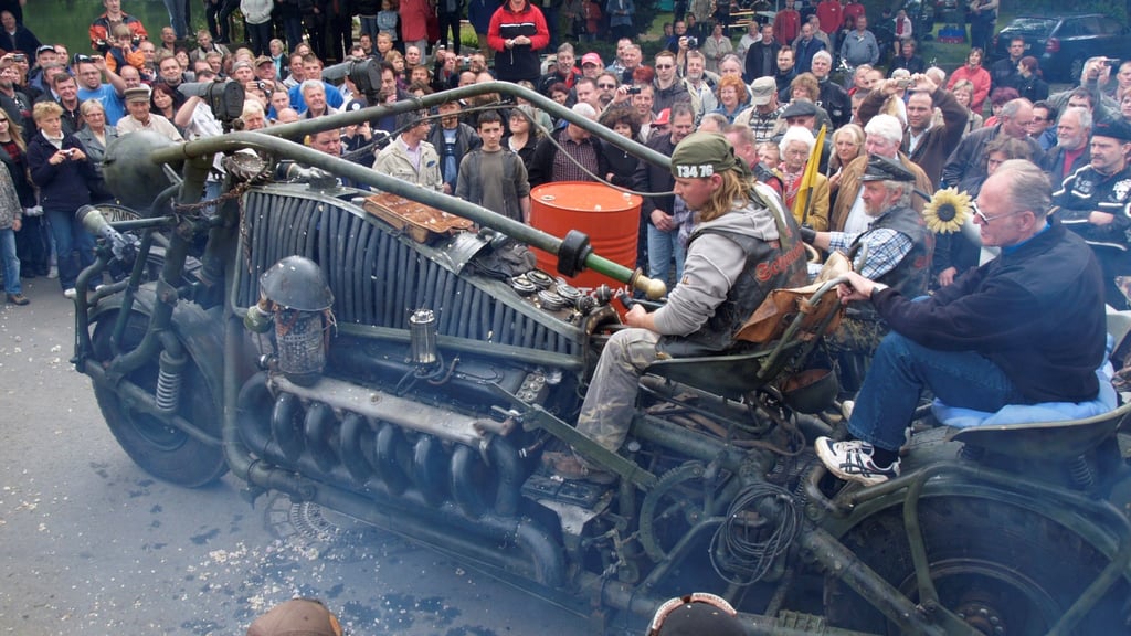 DDR-Radsportlegende Täve Schur, hier hinter Tilo Niebel, war schon 2008 zur Taufe des Panzerbikes in Zilly. Zum 25. Jubiläum kehrt er in die Bikeschmiede zurück.