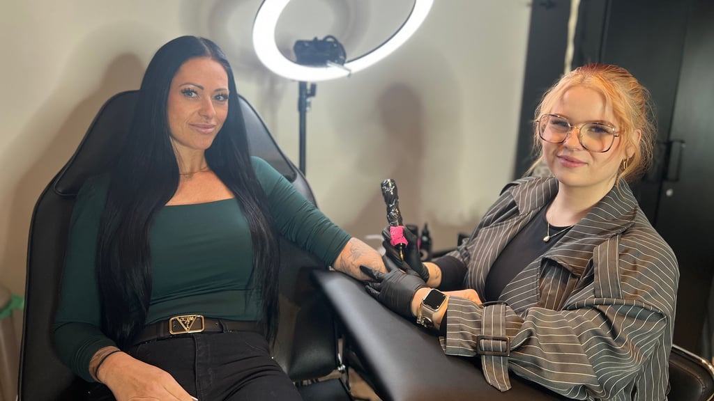 Im August haben Jeniffer Leloup (links) und Mia Koslowski ihr eigenes Tattoo- und Piercingstudio in Halberstadt eröffnet.