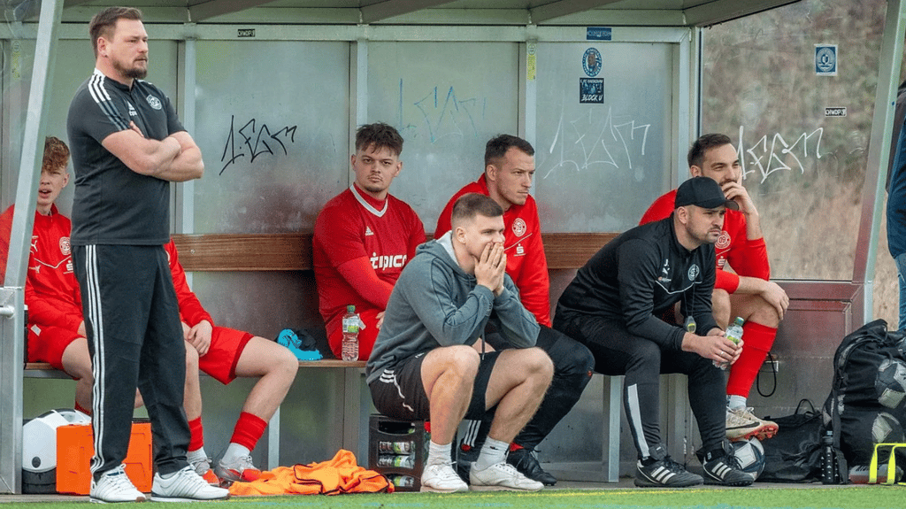 Lange Gesichter auf der Bank des SV 09 Staßfurt: Spitzenreiter Ottersleben war eine Nummer zu groß für die Bodestädter.