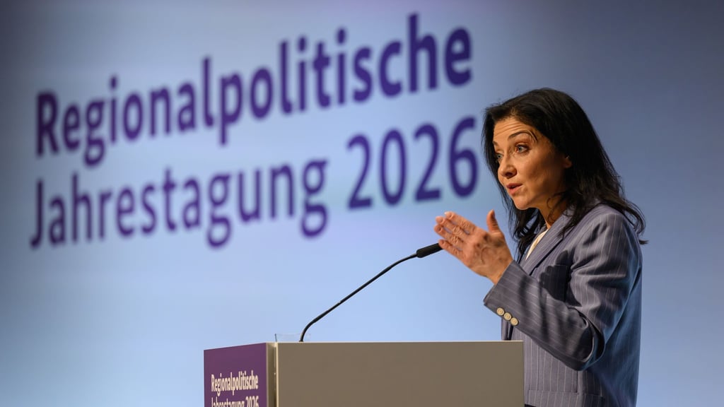 Bundeswirtschaftsministerin Reiche erläutert in Halle die Folgen des Iran-Konflikts für Energiepreise und Konjunktur.