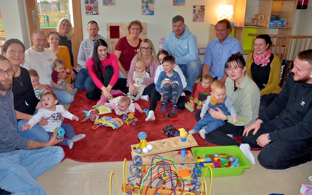 Philipp (von links), Frida, Romi, Marlon, Lotta Matilda und Elias sowie ihre Eltern und Geschwister sind in der Kita begrüßt worden. 