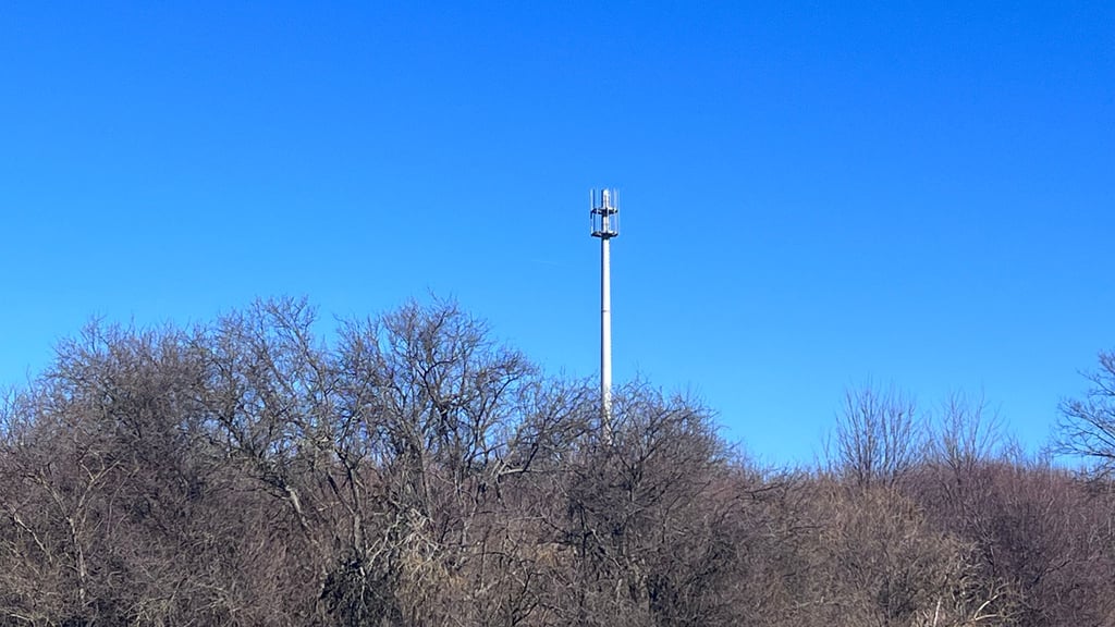 Zu sehen ist er schon von Weitem, der Funkmast in Röderhof. Nur funkt(ioniert) er nicht. Noch nicht.