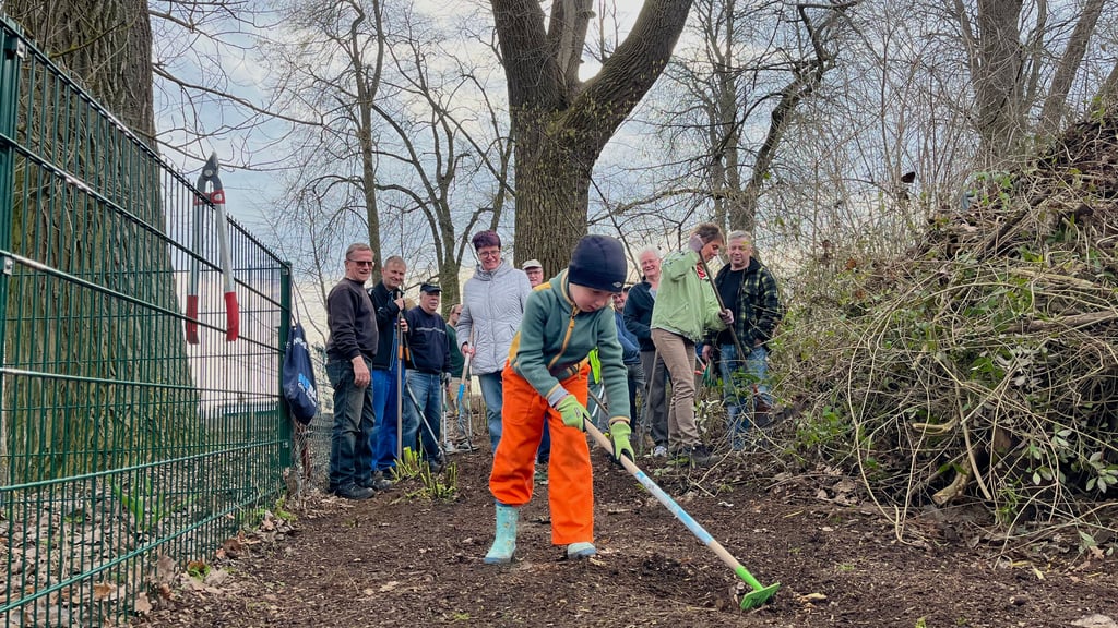 Auch die Kleinsten packten beim Arbeitseinsatz im Oschersleber Wiesenpark tüchtig mit an.