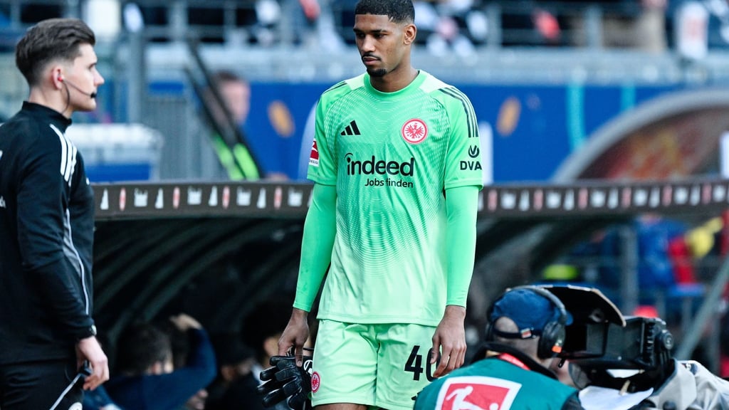 Eintracht Frankfurts Torwart Kauã Santos musste gegen den SC Freiburg früh ausgewechselt werden.