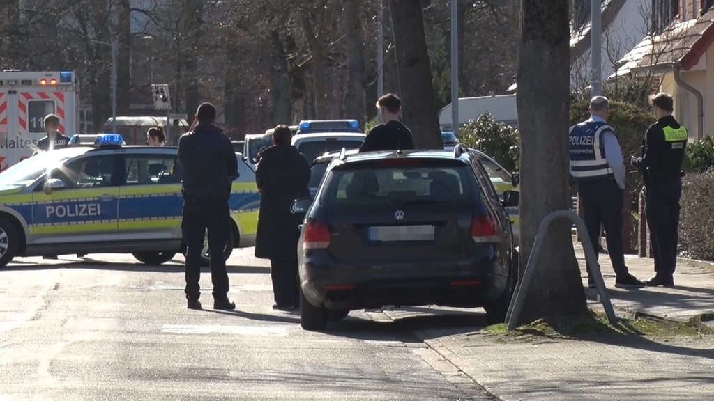 In einem Wohnhaus in Bramsche fanden Polizisten einen toten Mann und konnten eine schwerverletzte Frau auch nicht mehr retten.