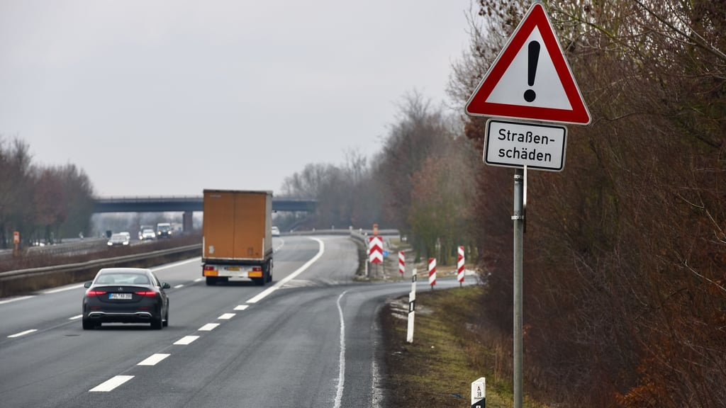  Mit diesen Schildern warnt die Autobahn GmbH vor den Schäden zwischen Sangerhausen und Berga. 