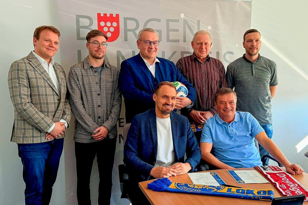 Haben am Dienstag das Spiel perfekt gemacht:   Andre Zschuckelt (Wirtschaftsrat Lok), Erik Schümann (Spieler aus Droyßig), Landrat Götz Ulrich, Uwe Kraneis,  Robert Berger (Vorsitzender SG, hinten,  von links) sowie  Toni Wachsmuth (Sportlicher Leiter Lok Leipzig) und Jan Oehlert (Präsident Droyßiger SG, vorn, von links).