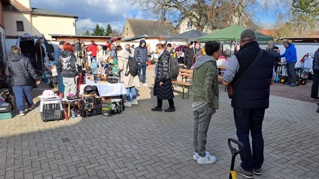 Sowohl im Hof als auch direkt in Lentges Saal lief zuletzt in Gerwisch der erste Flohmarkt. 