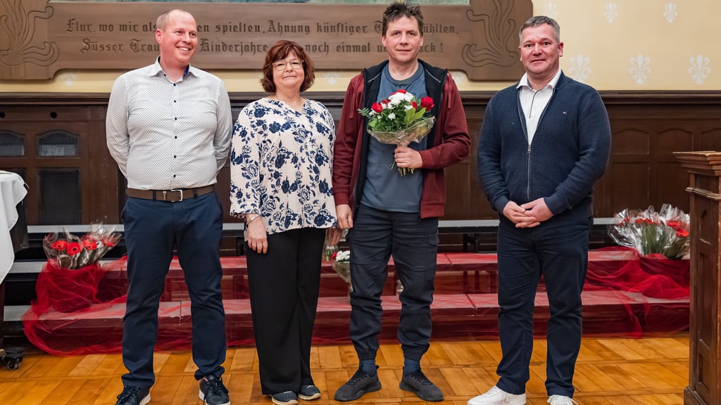 Badmintonsportler und Vorstandsmitglied Andreas Schulz (2. v. r.) wurde mit der Ehrennadel des Landessportbundes in Silber geehrt. Glückwünsche kamen vom TSG-Vorsitzenden Frank Müller, Stellvertreterin Kristina Florschütz und KSB-Präsident Denis Schmid (v. l.).