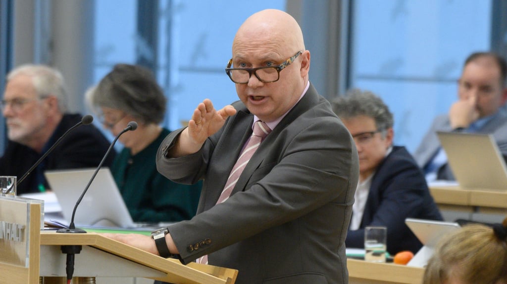 AfD-Fraktionschef Oliver Kirchner weist bei der Debatte die Vorwürfe zur Vetternwirtschaft seiner Partei im Landtag von Sachsen-Anhalt zurück.