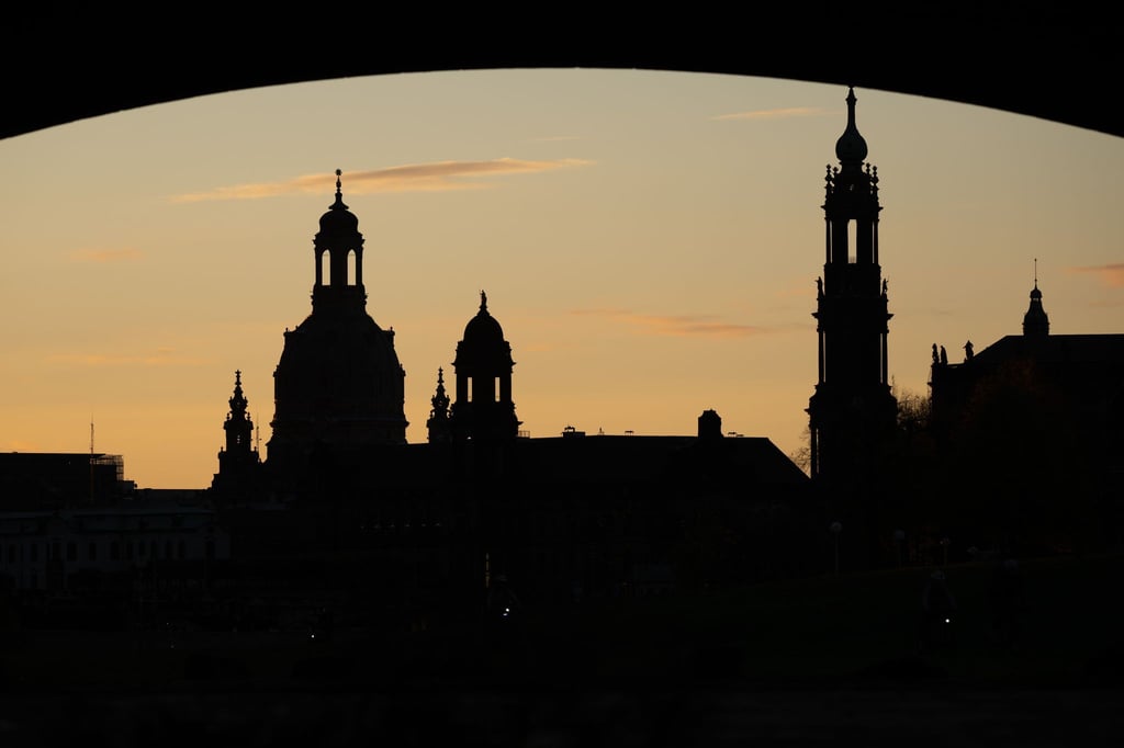 Die Oberbürgermeister unter anderem aus Dresden bitten Bundeskanzler Merz wegen der Finanznot der Kommunen dringend um ein Gespräch. (Archivbild)