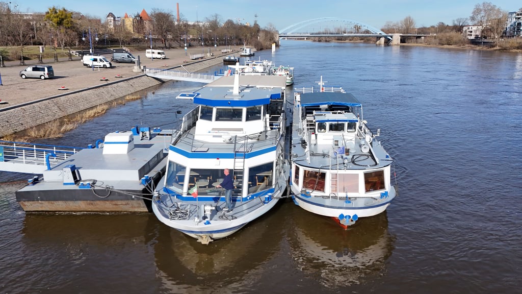 Die Schiffe der Weißen Flotte Magdeburg liegen wieder am Petriförder.