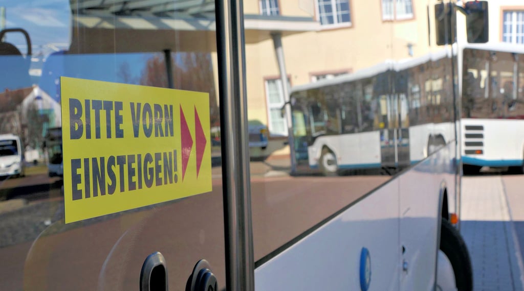 Die Verhaltensregeln im Bus scheinen manchen Grundschülern im Kreis nicht geläufig. Die PNVG sieht das als Sicherheitsrisiko. 