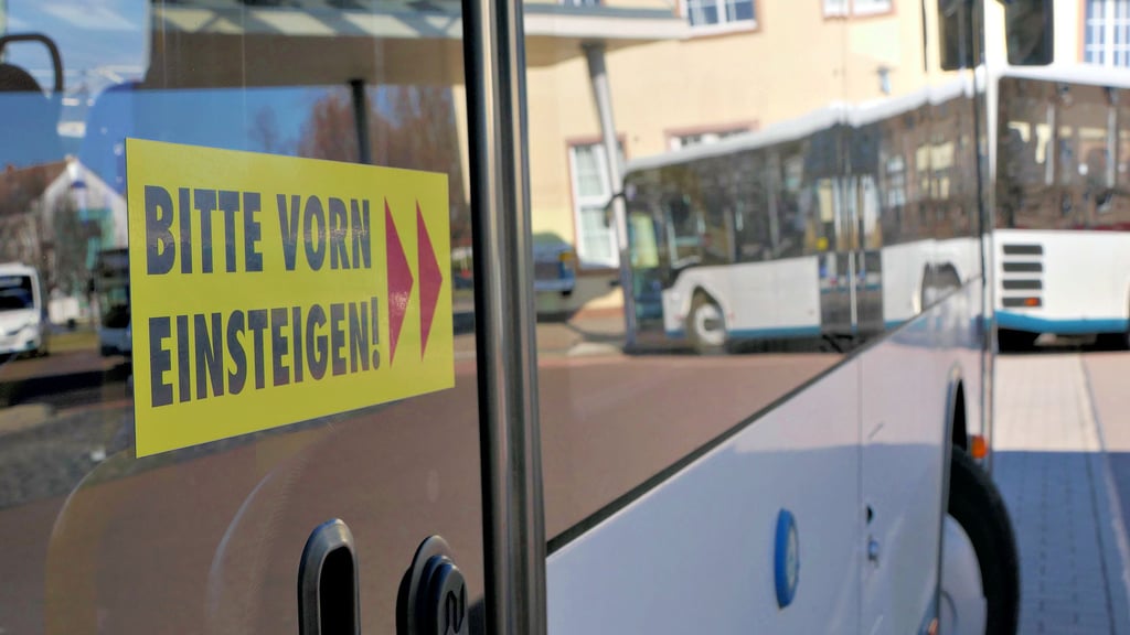 Die Verhaltensregeln im Schulbus scheinen manche Schüler im Saalekreis nicht geläufig. Die PNVG sieht das als Sicherheitsrisiko im Nahverkehr.