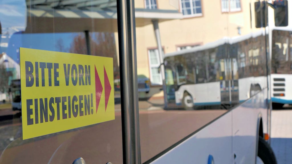 Die Verhaltensregeln im Schulbus scheinen manche Schüler im Saalekreis nicht geläufig. Die PNVG sieht das als Sicherheitsrisiko im Nahverkehr.