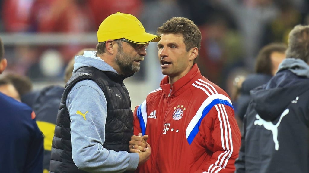 Aus langjährigen Kontrahenten werden Kollegen: Jürgen Klopp und Thomas Müller.