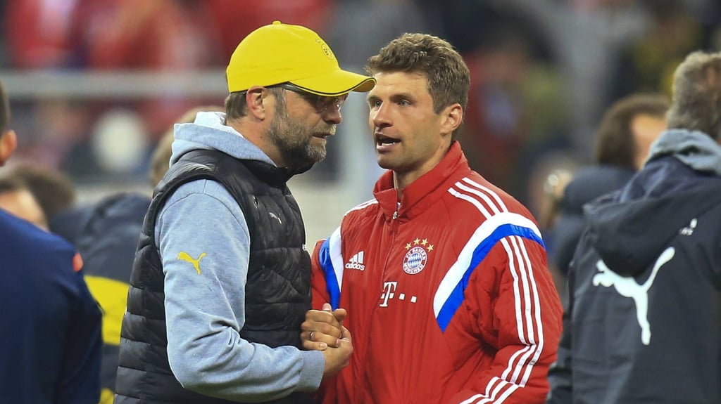 Aus langjährigen Kontrahenten werden Kollegen: Jürgen Klopp und Thomas Müller.