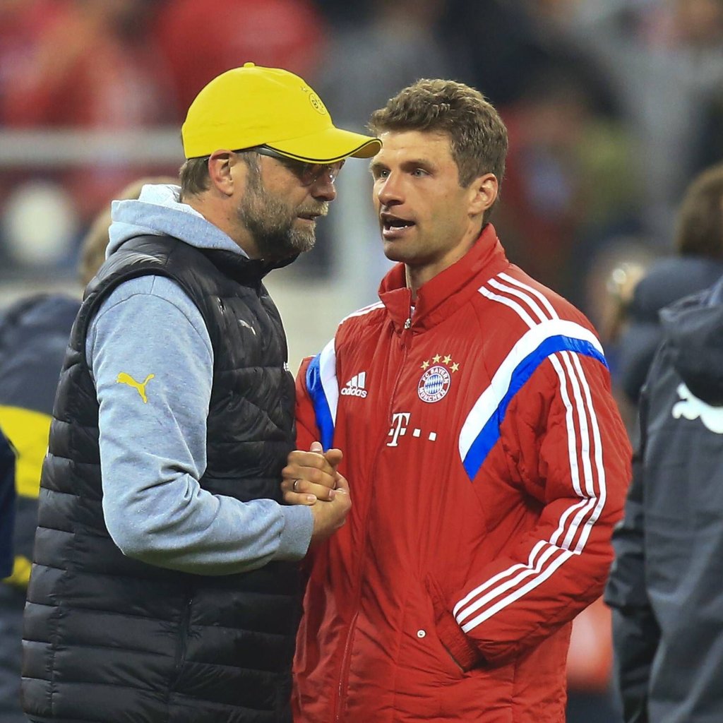 Aus langjährigen Kontrahenten werden Kollegen: Jürgen Klopp und Thomas Müller.