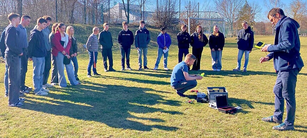 20 Schüler zählt der von Dietmar Lange geleitete Kurs Luft- und Raumfahrt am Gymnasium Laucha. Zum zweistündigen Praxisteil ist das Wetter perfekt.