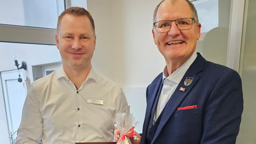 Wanzlebens Ortsbürgermeister Tino Bauer (rechts) überbringt die Glückwünsche des Ortschaftsrates an den Unternehmer Felix Michelmann.