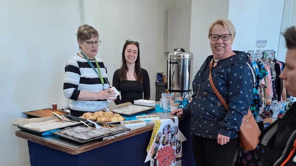 Ortsbürgermeisterin Ina Möbius am Kaffee- und Kuchenstand von „Häuser unserer Zukunft“.