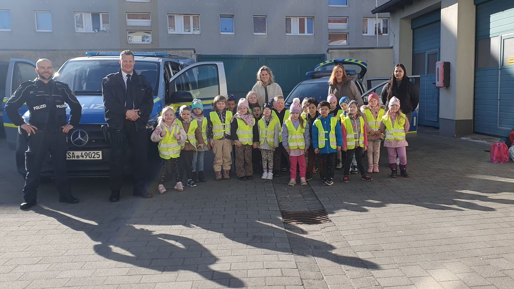 Die Kinder der Kita Käthe Duncker aus Burg besuchten am Dienstag das Polizeirevier Jerichower Land.