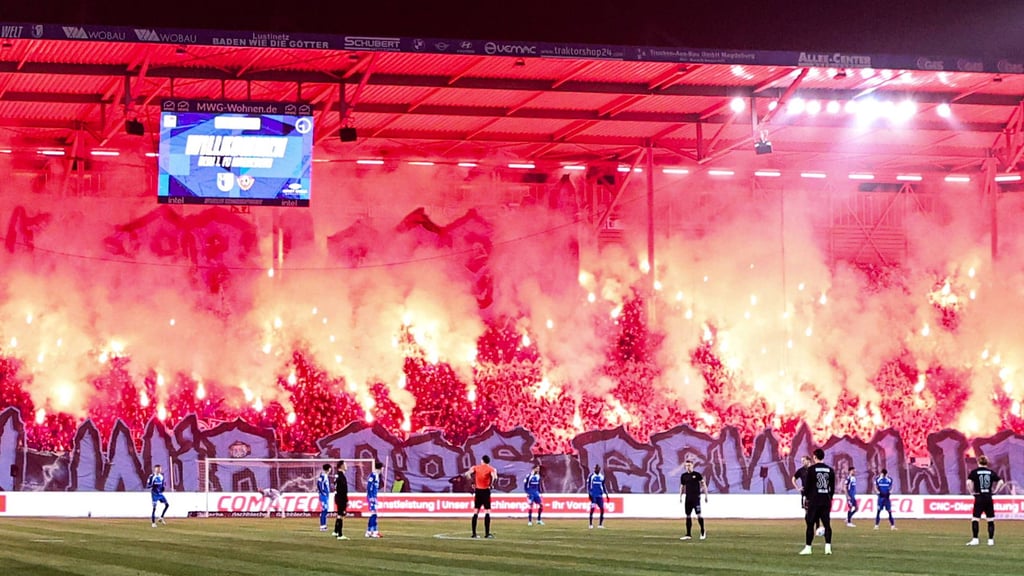 Die Fans des 1. FC Magdeburg hatte im Heimspiel gegen Dynamo Dresden Pyrotechnik gezündet. Zudem kam es im Stadion anschließend zu Krawallen vermummter FCM-Hooligans mit der Polizei.