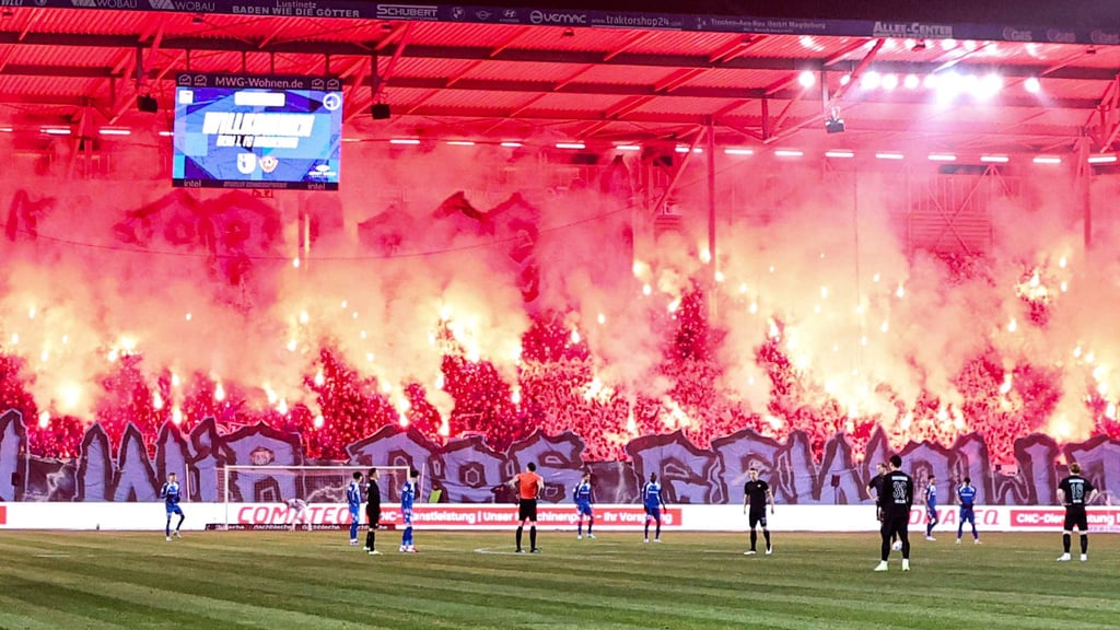 Die Fans des 1. FC Magdeburg hatte im Heimspiel gegen Dynamo Dresden Pyrotechnik gezündet. Zudem kam es im Stadion anschließend zu Krawallen vermummter FCM-Hooligans mit der Polizei.