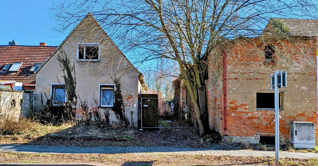 Diese ruinösen Gebäude in der Gnadauer Straße in Felgeleben gehören der insoventen Firma Aktuell Bau. Das Areal ist Anwohnern und vor allem den Nachbarn ein Dorn im Auge. Müll ziehe Ungeziefer an, Wasser dränge auf ihr Grundstück  und Kinder würden teils in der Ruine spielen. 
