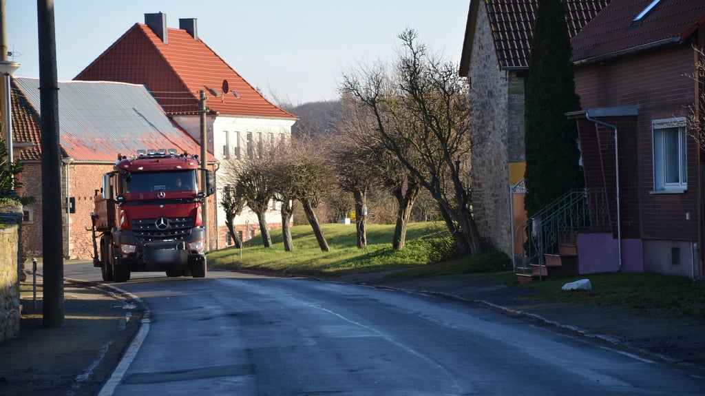 Bis zu 400 LKW sollen täglich durch das Dorf fahren. Die Bürger fordern eine nachhaltige Lösung zur Sicherheit aller Verkehrsteilnehmer.