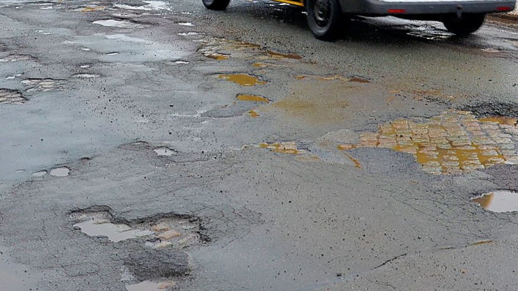 Die Bernburger Straße in Staßfurt nach dem Winter 2025/26.