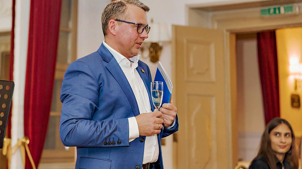 Dennis Schulze vom Vorstand der Fördergesellschaft verkündete, dass der Rotary Club Staßfurt bis heute über eine halbe Millionen Euro gespendet hat.