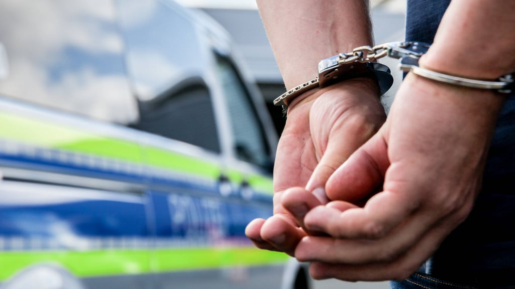 Ein Mann aus Wegeleben, der im Januar 2025 erst mit massivem Polizeieinsatz festgenommen werden konnte, ist jetzt unter anderem wegen Widerstands gegen Vollstreckungsbeamte verurteilt worden.