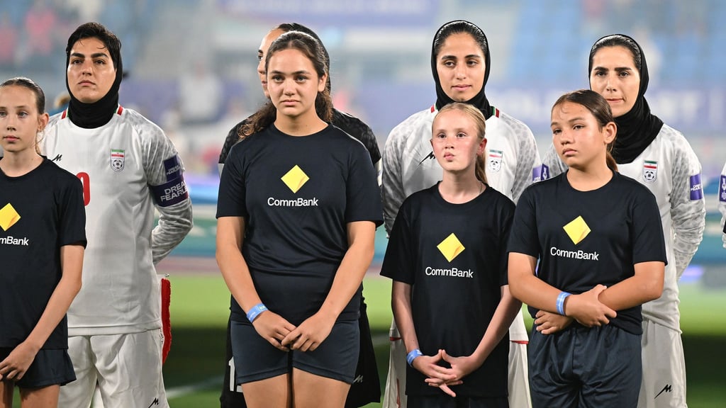 Irans Fußballerinnen schwiegen bei der iranischen Nationalhymne.