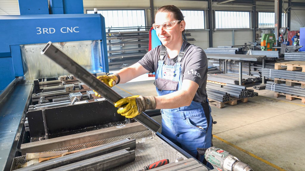 Christine Richter ist gelernte Zerspanungsmechanikerin. Seit 2020 arbeitet sie bei der Firma KGM - Konstruktiver Glas- und Metallbau Zerbst GmbH als Maschinenbedienerin.