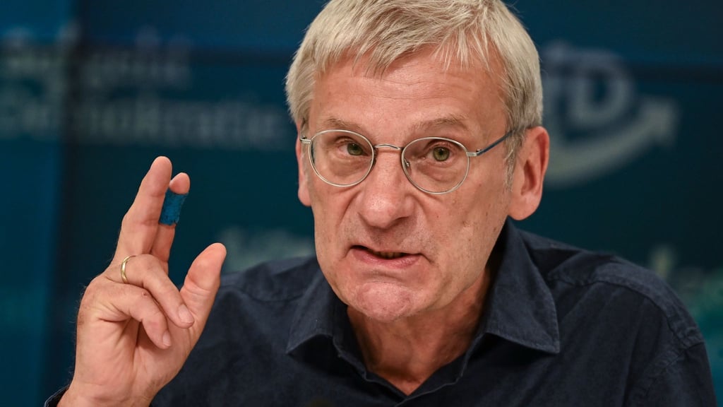 Brandenburgs AfD-Fraktionschef Hans-Christoph Berndt wendet sich gegen die Einstufung der AfD als gesichert rechtsextremistisch. (Archivbild)