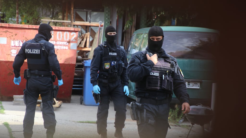 Wie hier bei einer Razzia im September 2025 in Halle-Ost kamen auch am Montag Beamte der Polizei zum Einsatz.
