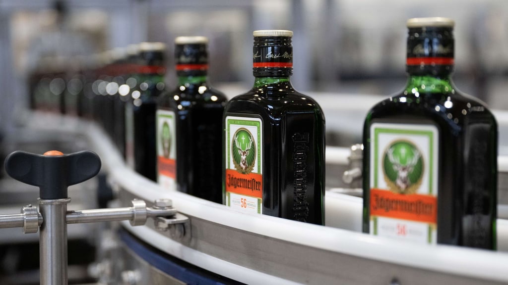 Jägermeister trotzt dem schwachen Markt und verkauft deutlich mehr Flaschen seines Kräuterlikörs. (Archivbild)