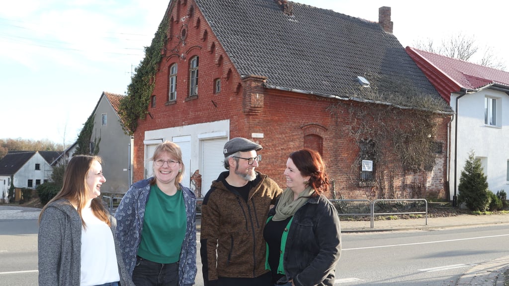 Anne Buthge und Jana Öhlschläger sowie Markus und Katharina Krenz vom Verein "Kulturkonsum" in Gutenswegen freuen sich, weil der ehemalige Dorfkonsum (im Hintergrund) näch im März gekauft werden kann. 