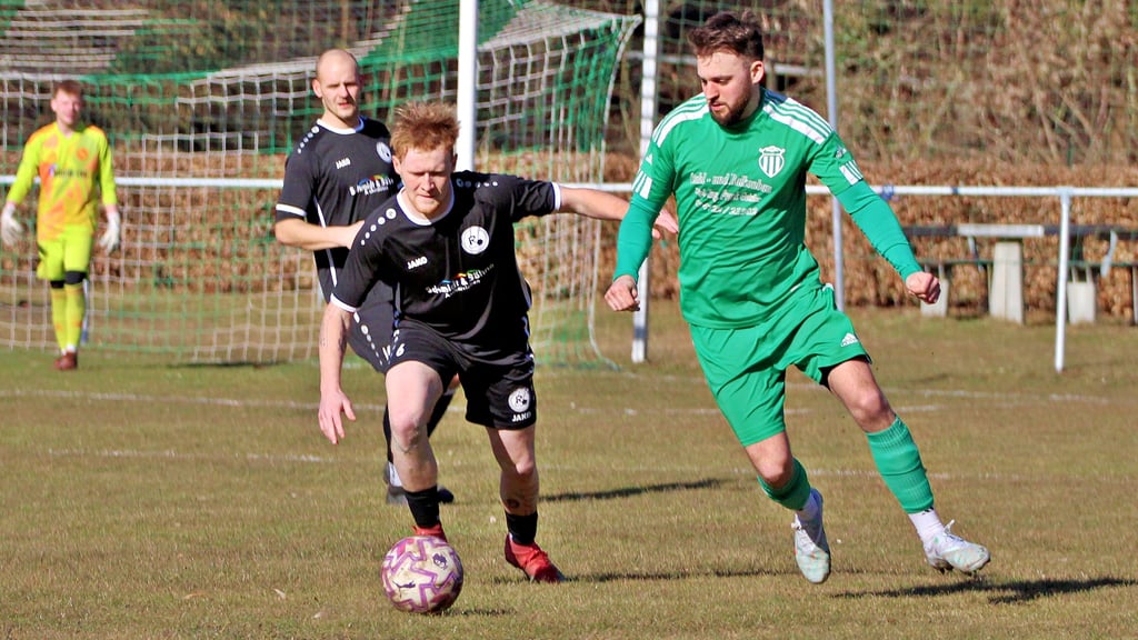 Rotation Aschersleben, hier mit Neuzugang Luca Horlitz (am Ball), feiert beim BSC Biendorf einen souveränen Auswärtssieg. 