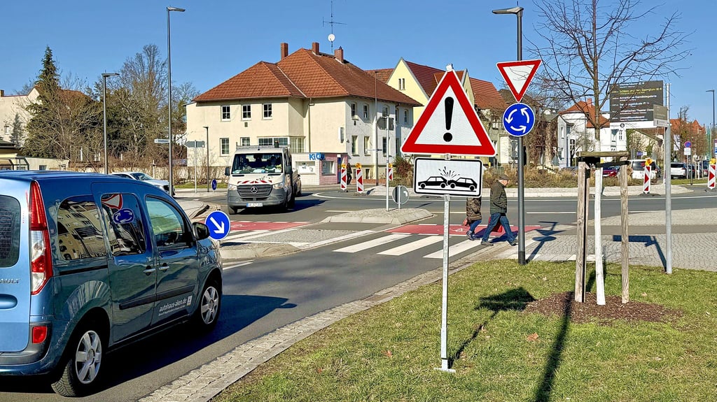 Am Kreisverkehr in der Albrechtstraße: Seit Kurzem weisen Schilder samt Zusatzschild Verkehrsteilnehmer  auf  eine Gefahrenstelle mit Unfallrisiko hin.