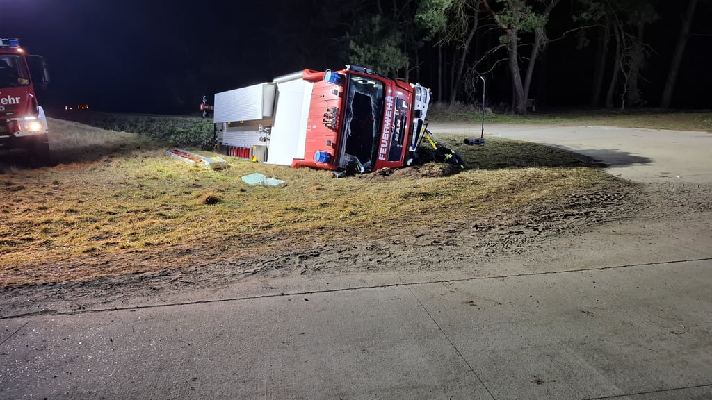 Das Tanklöschfahrzeug der Feuerwehr Borstel landete bei dem Unfall auf der Seite.