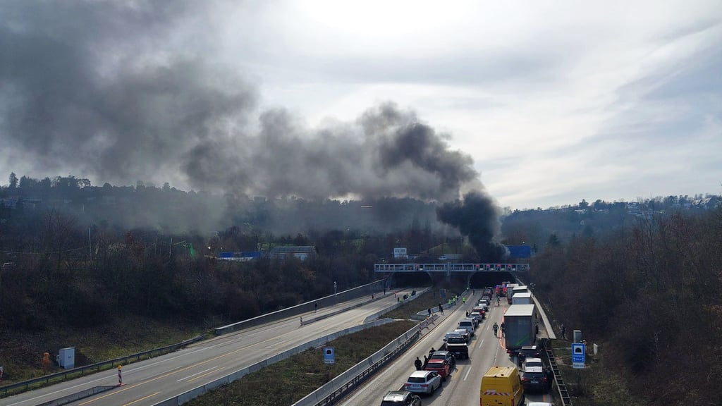 Im Engelbergtunnel entlang der A81 bei Ludwigsburg ist ein Brand ausgebrochen - mit weithin sichtbarer Rauchsäule.
