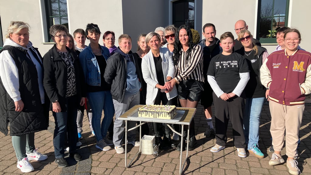 Der Pflegedienst Vollmann in Niederröblingen besteht seit 35 Jahren. Das Mitarbeiterteam hatte zum Jubiläum für die Chefin eine Überraschungsparty organisiert.  