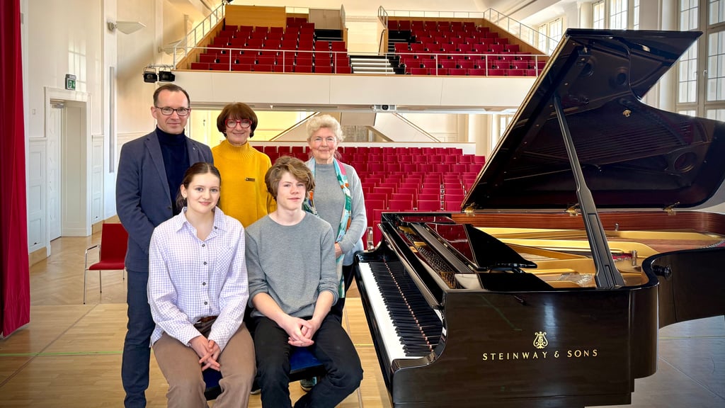 Auch im Vorjahr hatte der Soroptimisten Club Halle in die Aula der  Latina August Hermann Francke zum Benefizkonzert eingeladen. Margarita Demchenko und Karl Theodor Mattausch (sitzend) spielten 2025. Oben: Musiklehrer Christian Meinel mit den beiden Clubschwestern  Gaby Noether-Fleig und Irma Keil. 