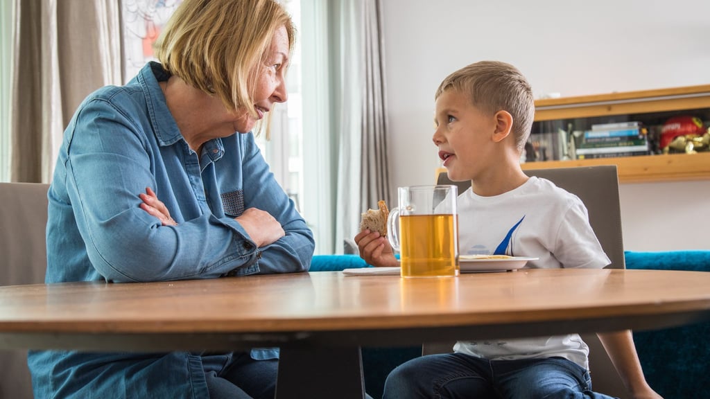 Gespräche offen führen: Erwachsene sollten auf Fragen der Kinder eingehen und altersgerechte Antworten geben, um Ängste zu lindern.