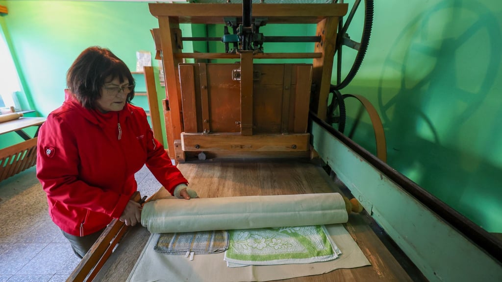 Annerose Illing mangelt die Wäsche ihrer betagten Mutter mit einer historischen Kaltmangel.