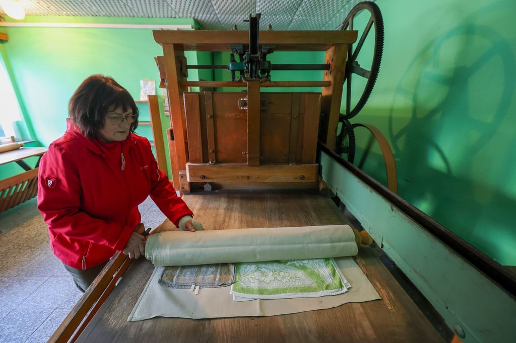 Annerose Illing mangelt die Wäsche ihrer betagten Mutter mit einer historischen Kaltmangel.